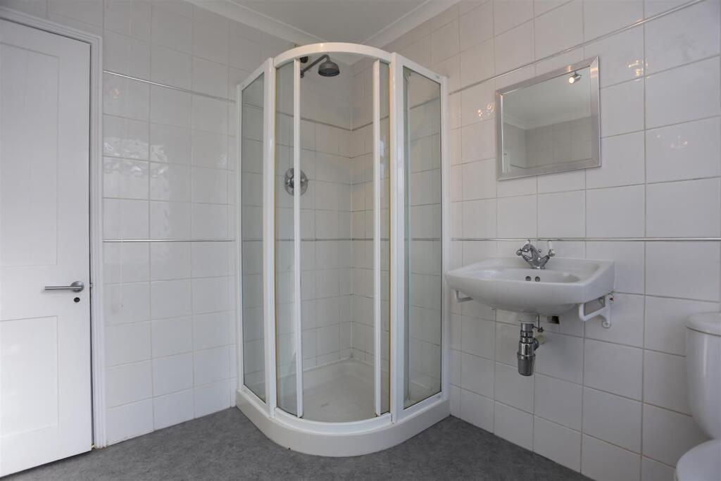 82 Wordsworth Street Shower.JPG