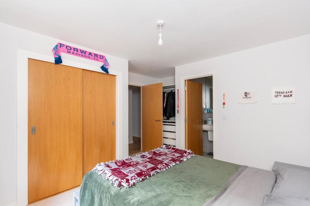 1A0Y5WW - Bedroom D.jpg