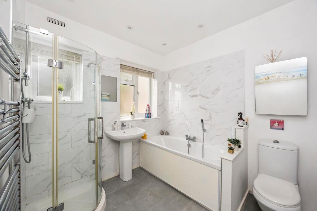Woodhouse Road 48 BATHROOM.jpeg