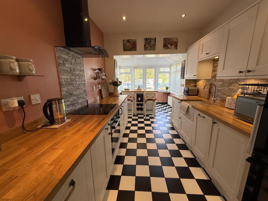 OPEN PLAN LOUNGE &amp; KITCHEN