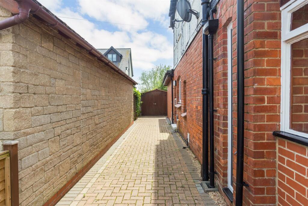 70387_22-Shaw Green Lane - (19)_low.jpg