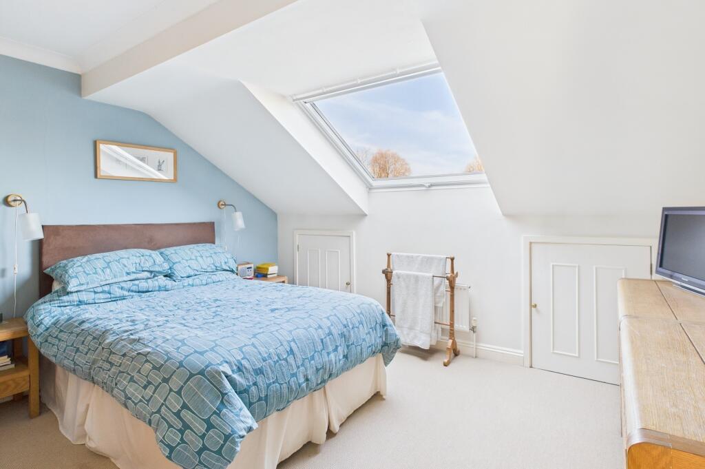 CAM02519G0-PR0230-STILL013