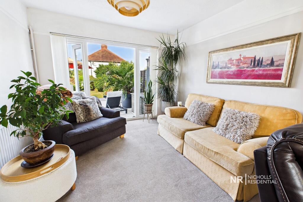 Through Lounge Extra Photo 2