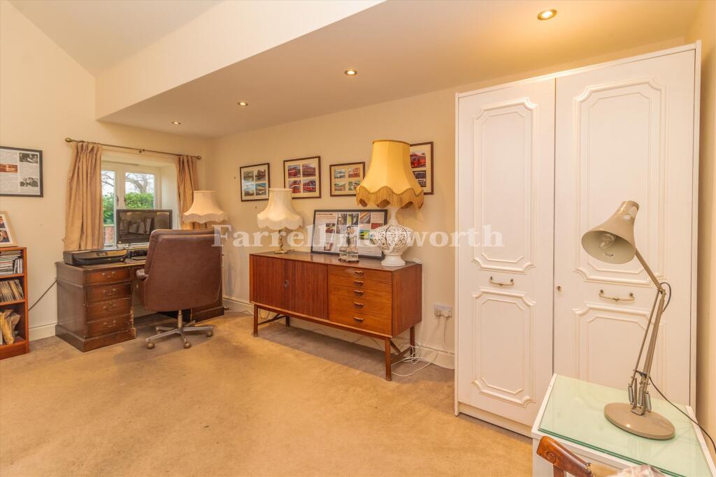 Bedroom 1 image 3