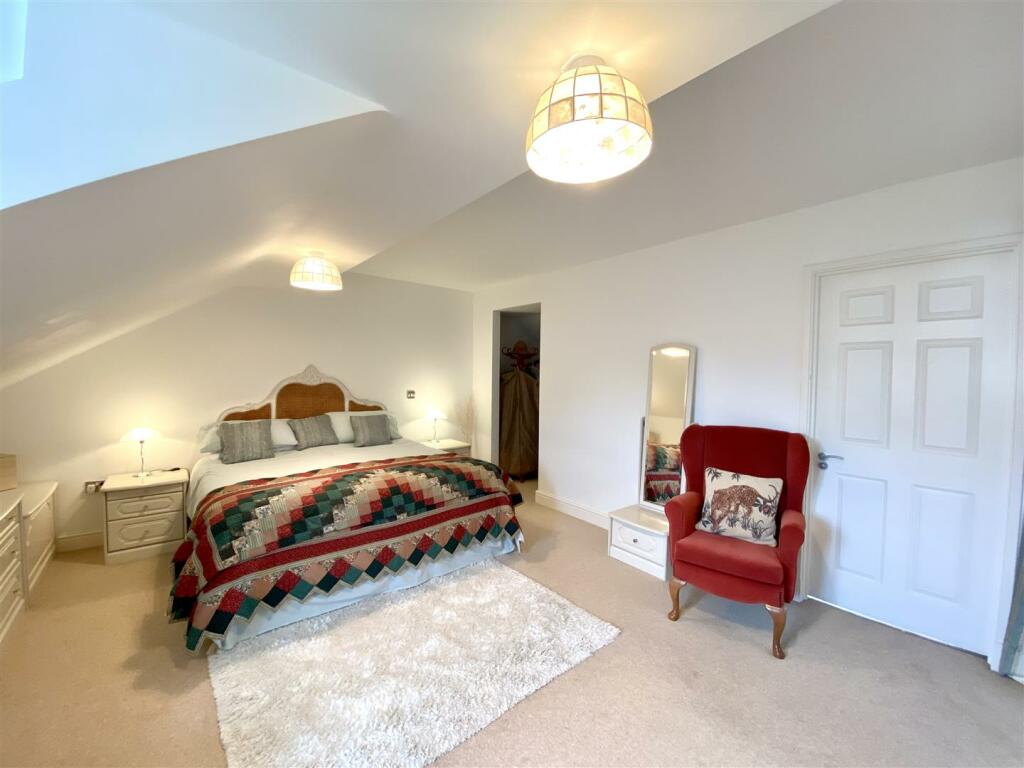 PRINCIPAL BEDROOM
