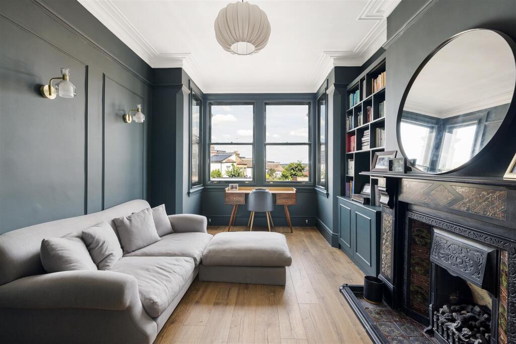 St. Albans Crescent, IG8