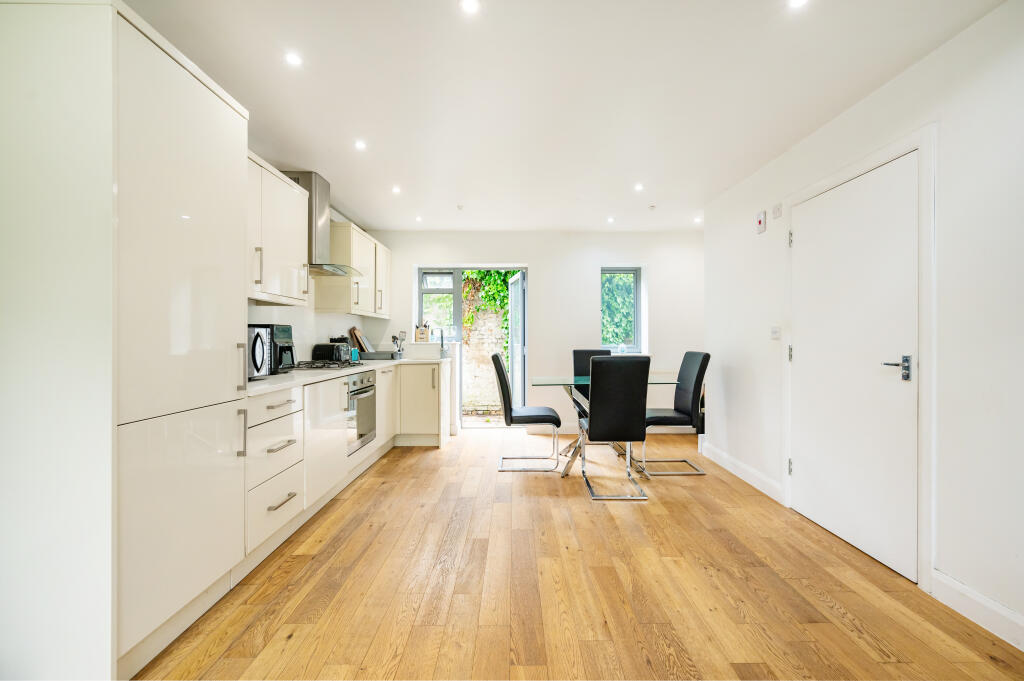 6 Cinnamon Mews (13).jpg