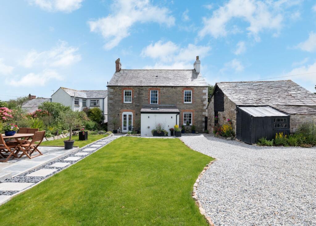 6825fe2a7f9d2_Hill View EXT-11