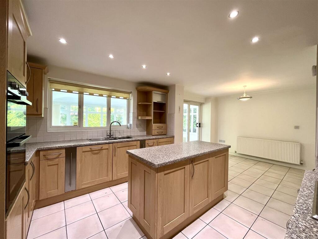 Kitchen Area Aspect 4