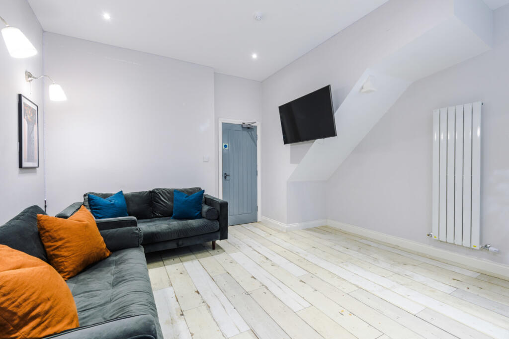 27 Woodcroft Road Living room 4