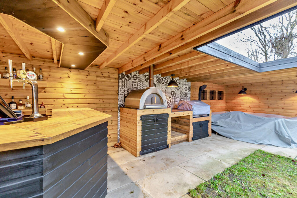 Covered Bar, Pizza Oven, BBQ and Seating Area