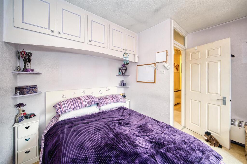 32 Barrington court21.jpeg