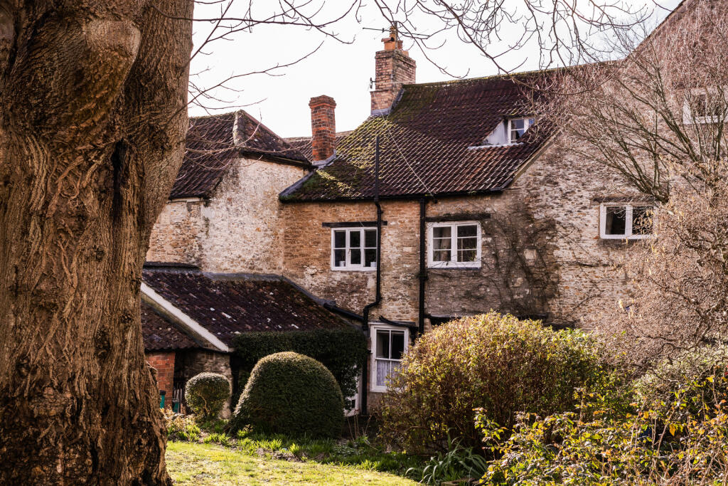 265459 - OM-hr-49.jpg