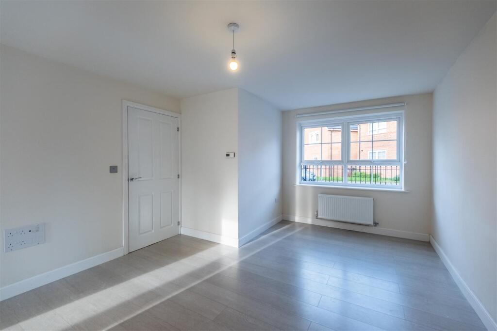 3 Dahlia Crescent-007.jpg