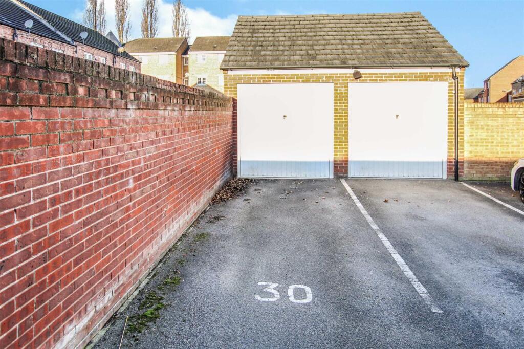 Garage / Parking :
