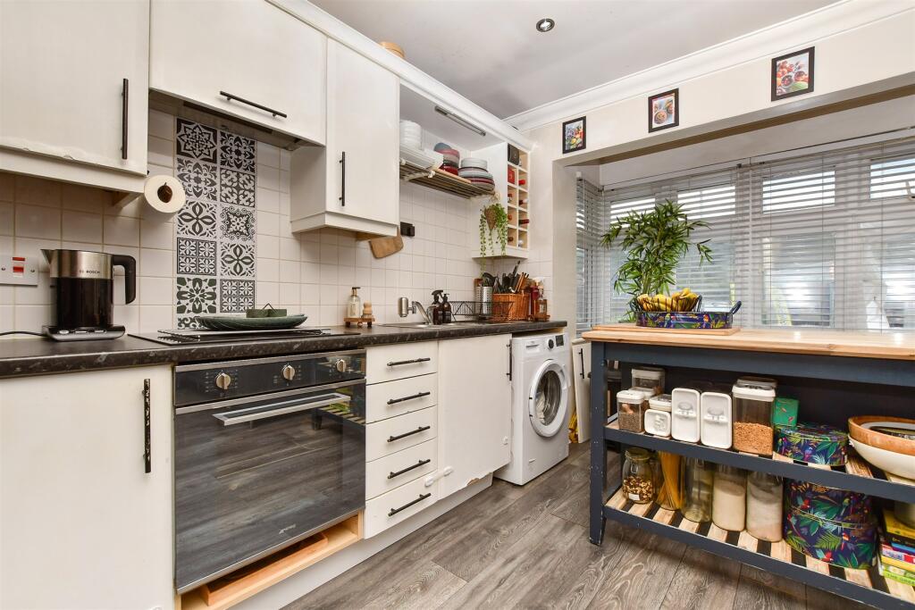 Kitchen / Lounge