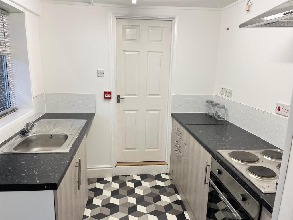 Flat 1 Kitchen.jpg