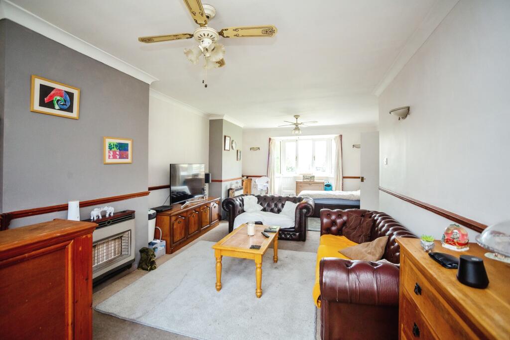 Lounge/Dining Room