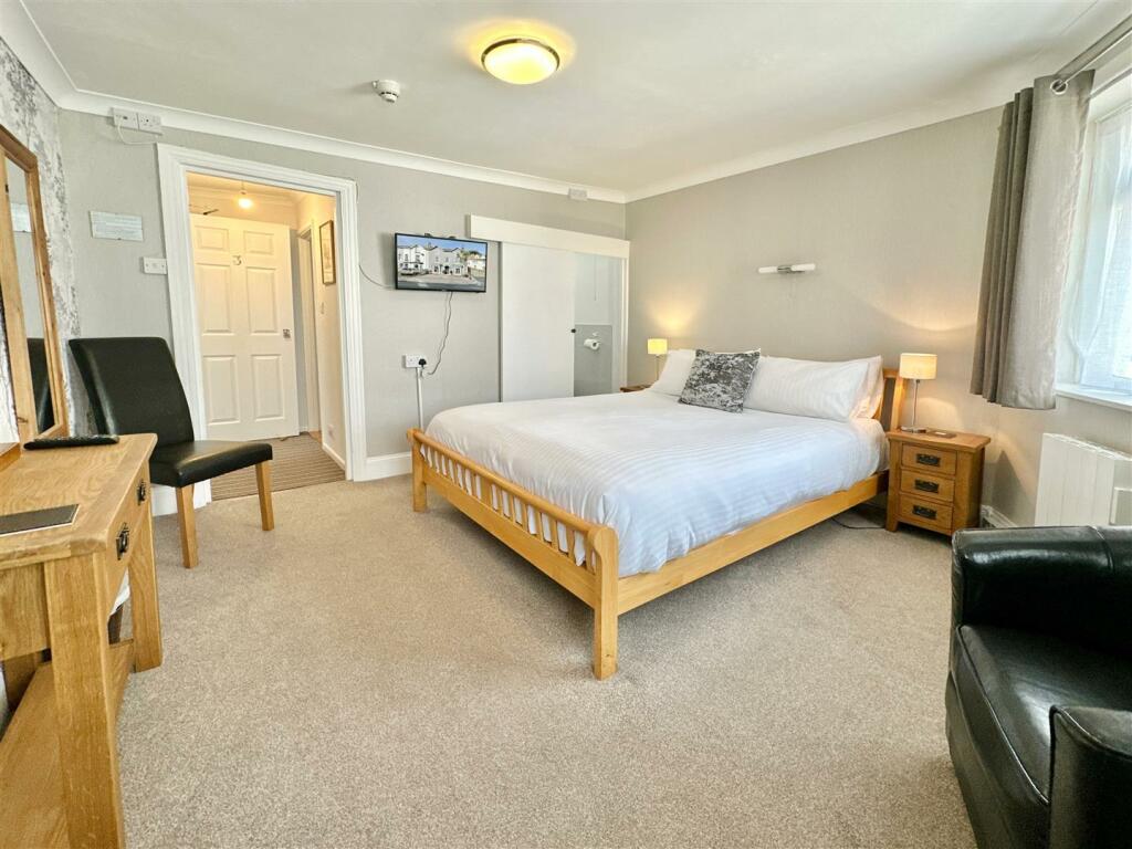 Suite 1 Towards Lounge &amp; En Suite.JPG