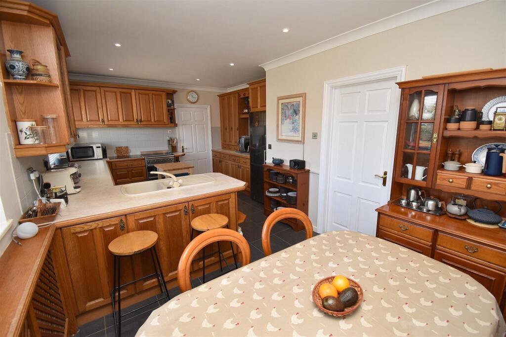 Kitchen2.JPG