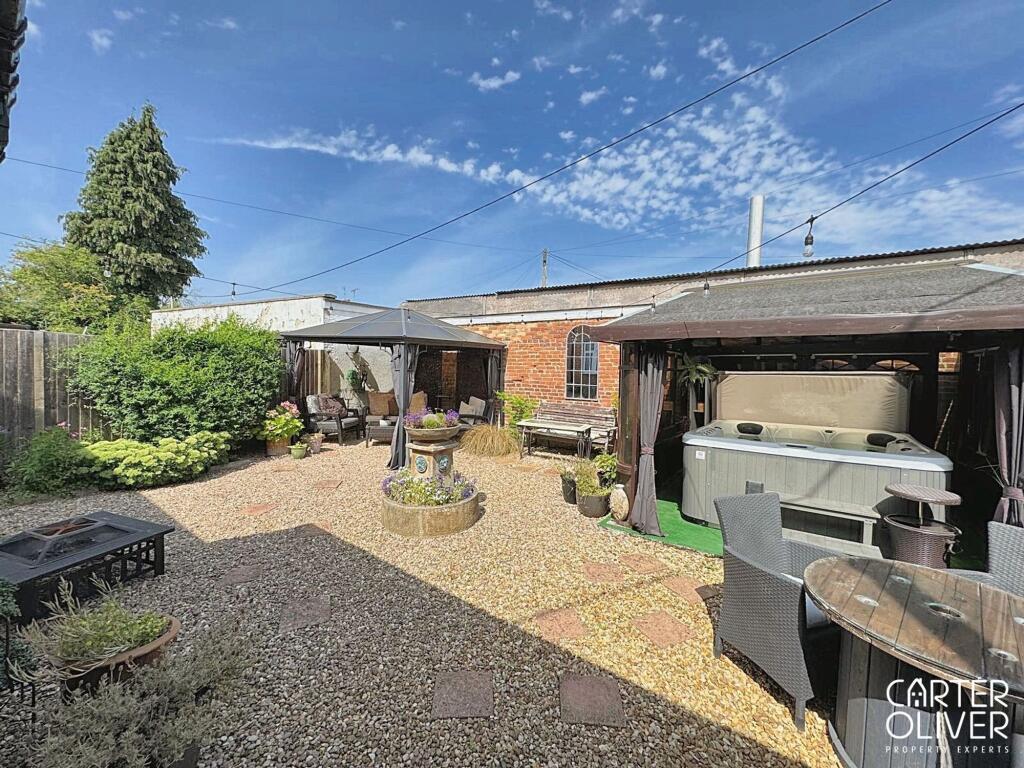 REAR ENTERTAINING SPACE