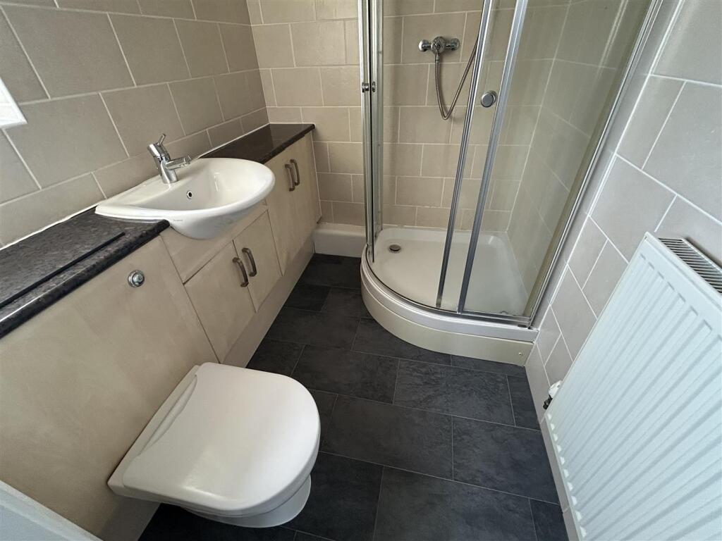 EN-SUITE SHOWER ROOM