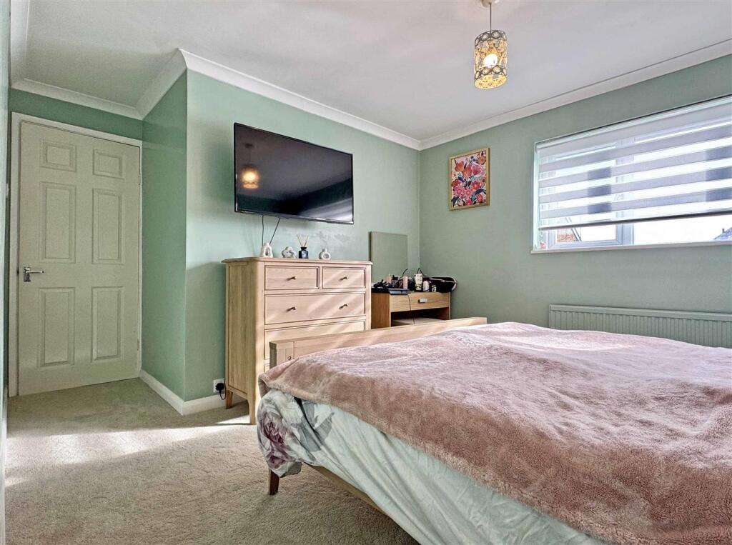 Bedroom 1b.jpg