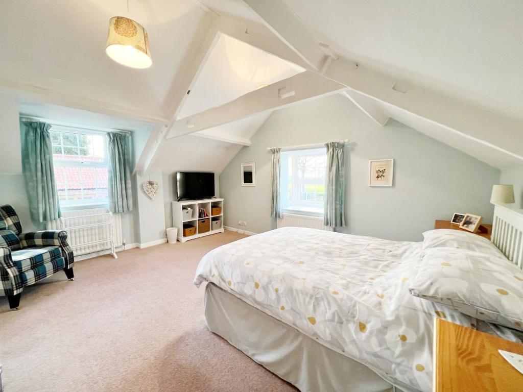 Bedroom 1 pic 2.jpg