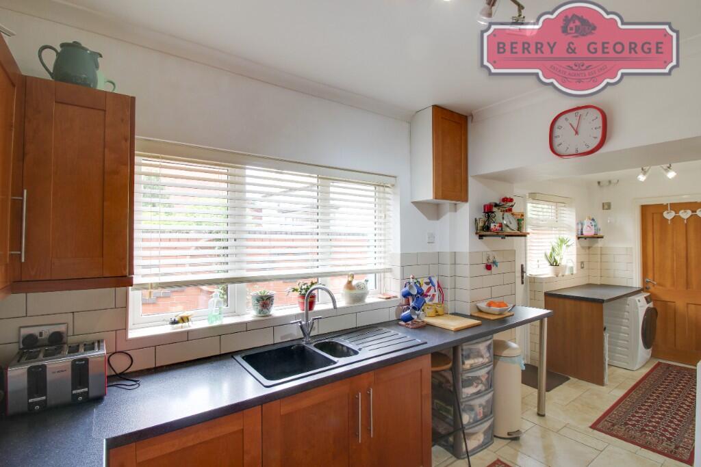 KITCHEN / BREAKFAST