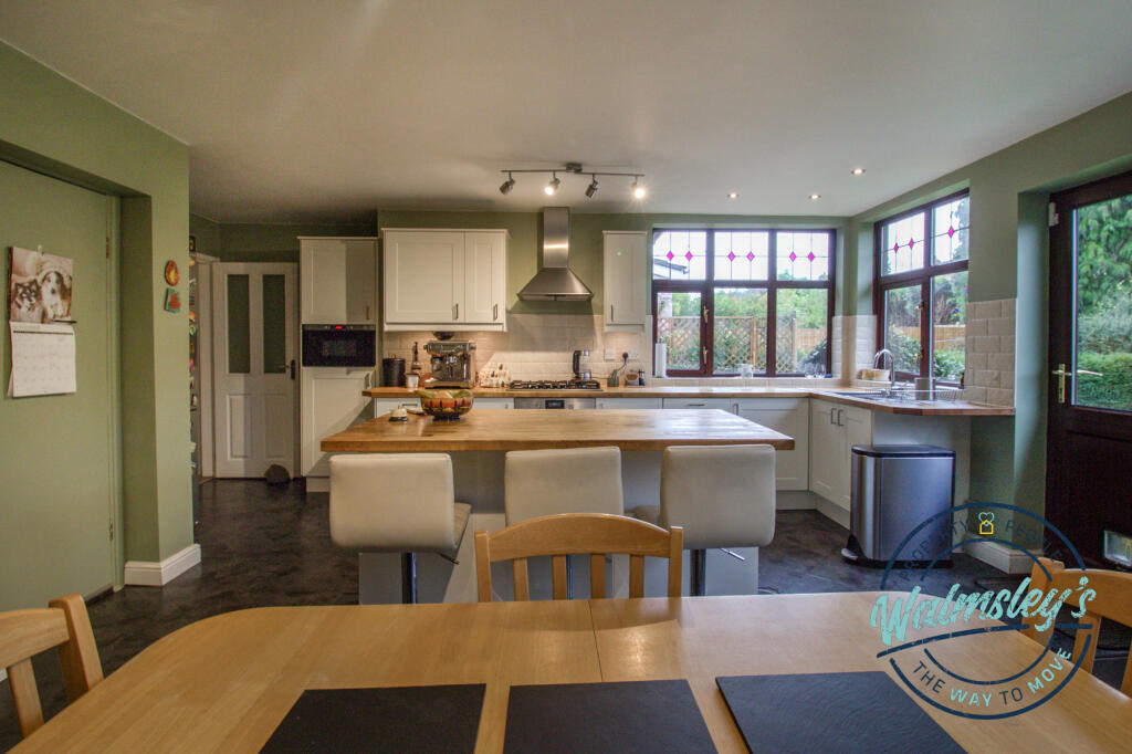 Kitchen with breakfast bar