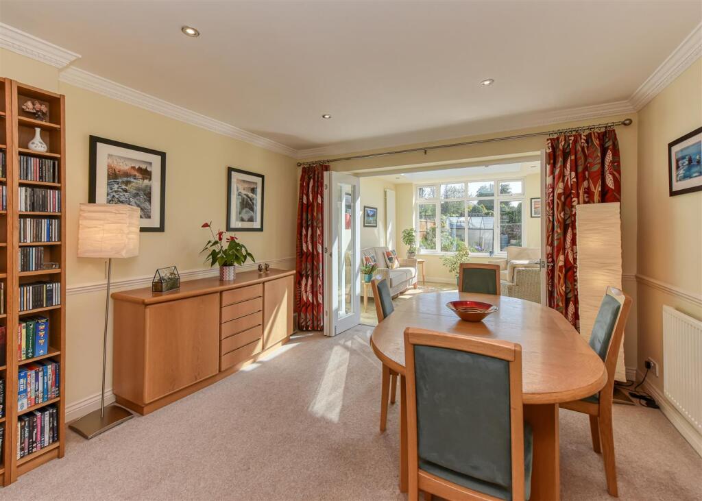 2 Yew Tree Gardens-dining.jpg