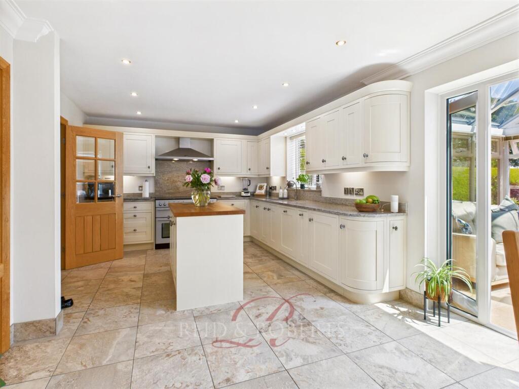 Kitchen/ Breakfast Room