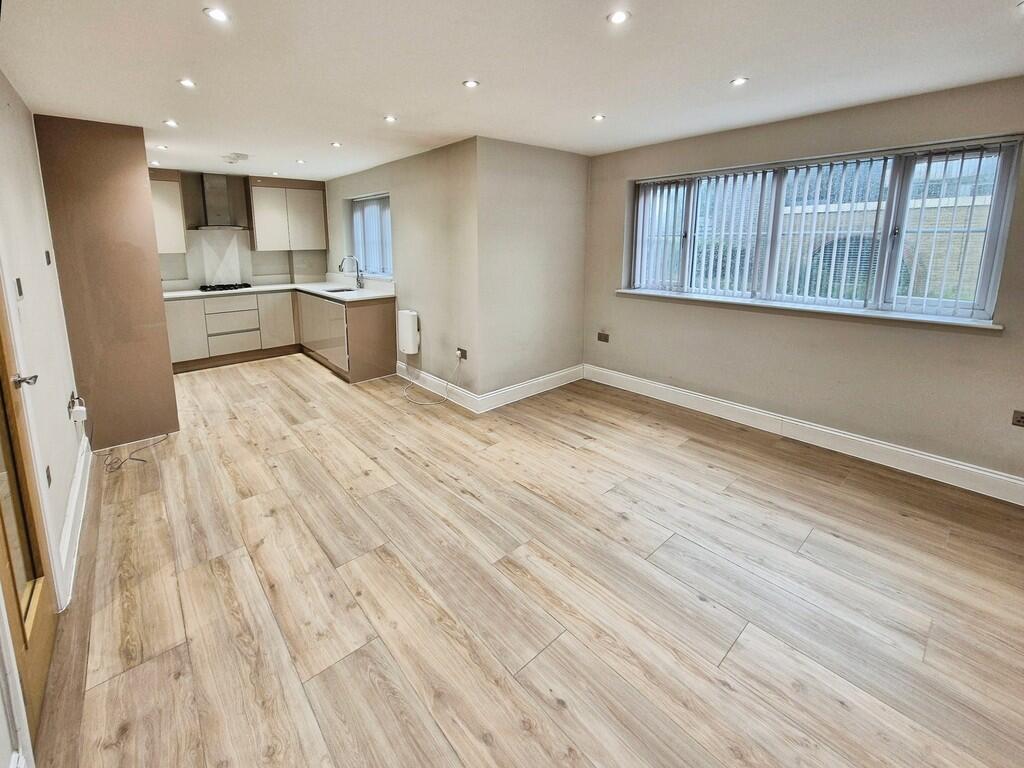 Lounge/Dining Roo...