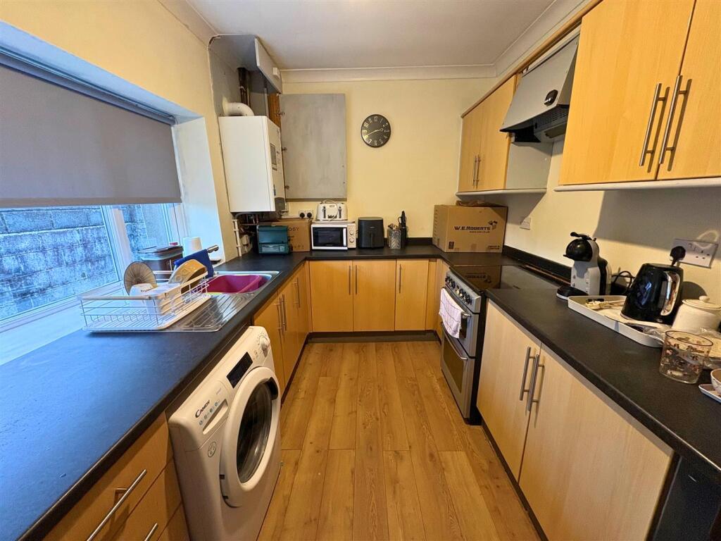 Kitchen b (edit).jpg