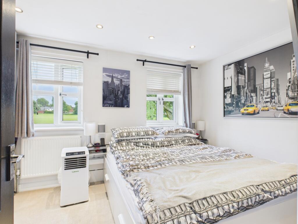 CAM03729G0-PR0057-STILL030