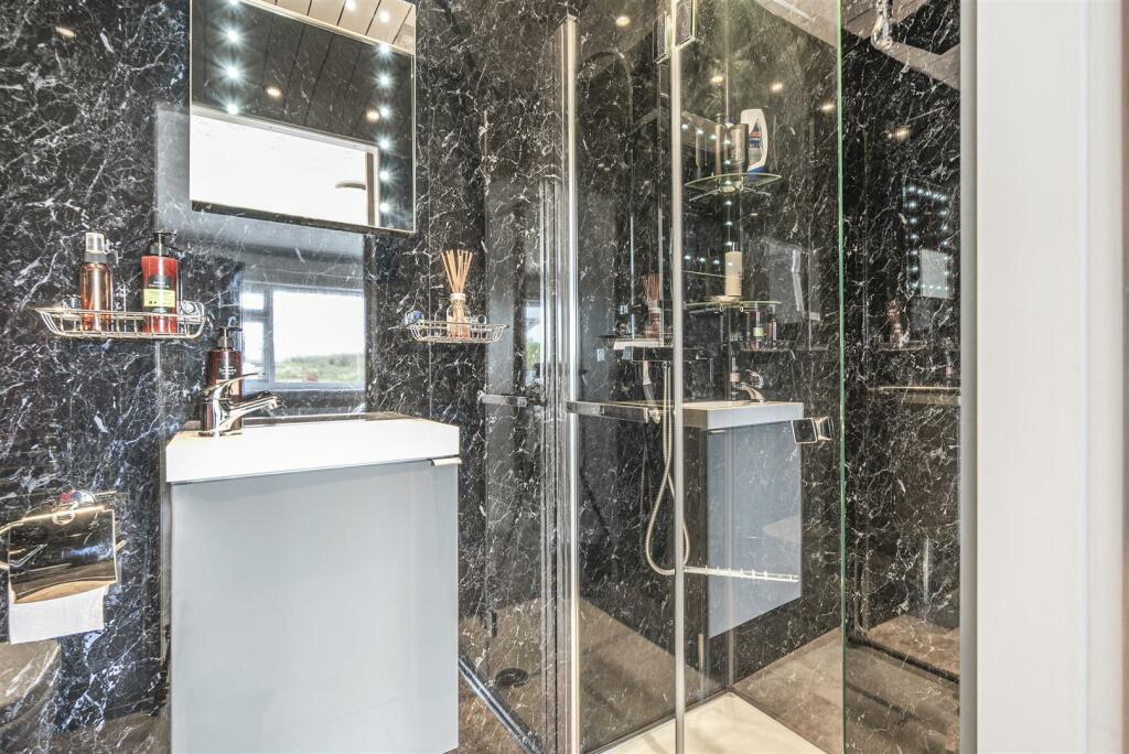 EN SUITE SHOWER ROOM