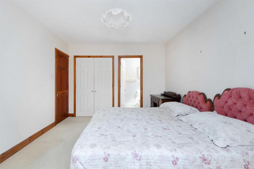 12 Manor House Close, Rugby (11).jpg