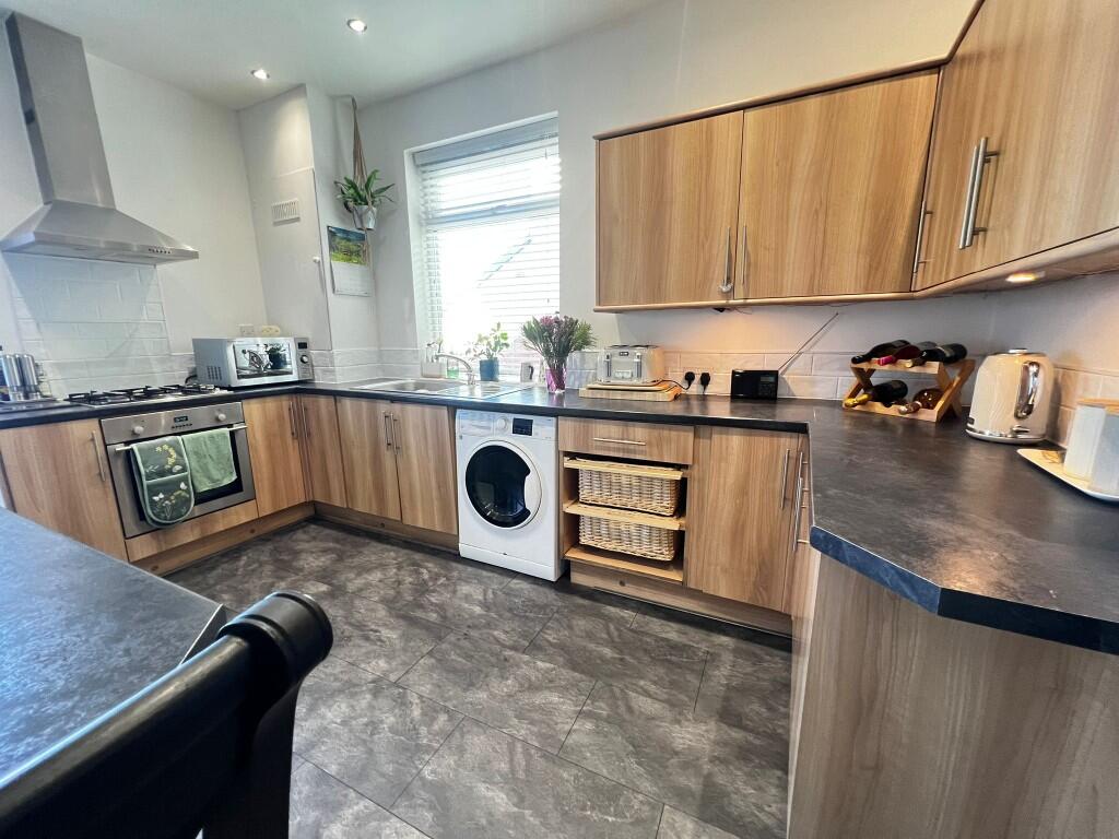 FITTED KITCHEN