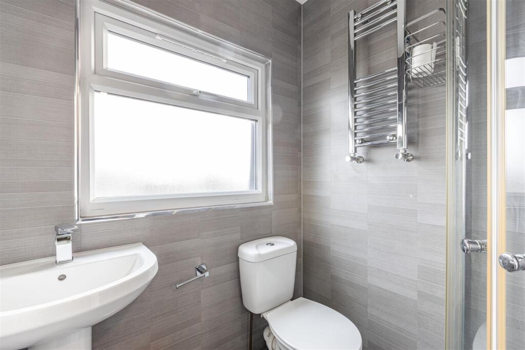 28 Cornwall Avenue, Byfleet, KT14 7EY - 2.jpg