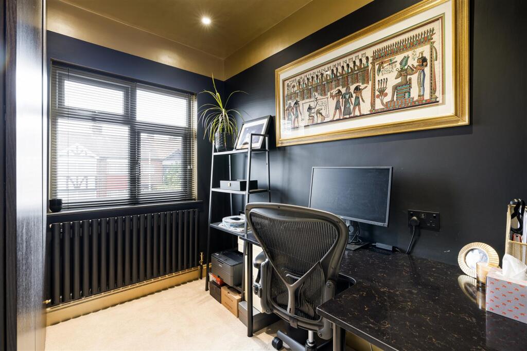 Brackley Square, IG8