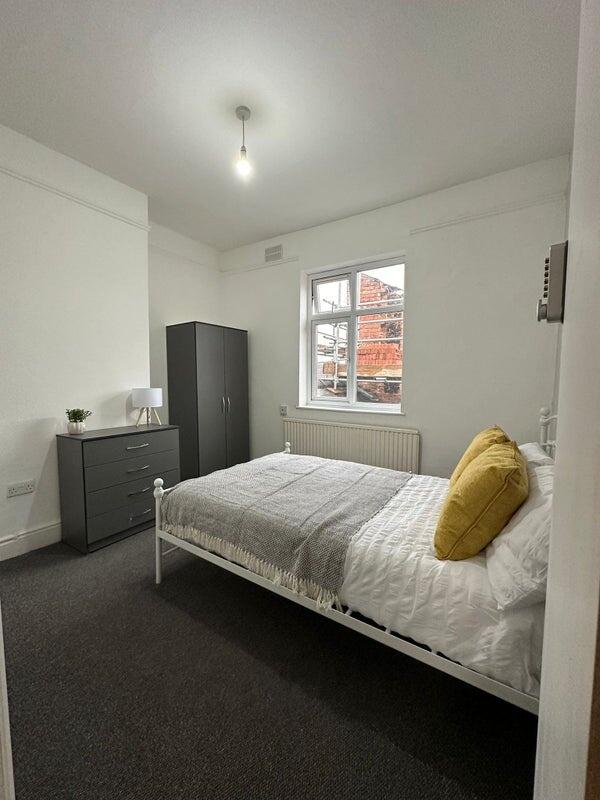 Bright and neatly furnished double bedroom feat...