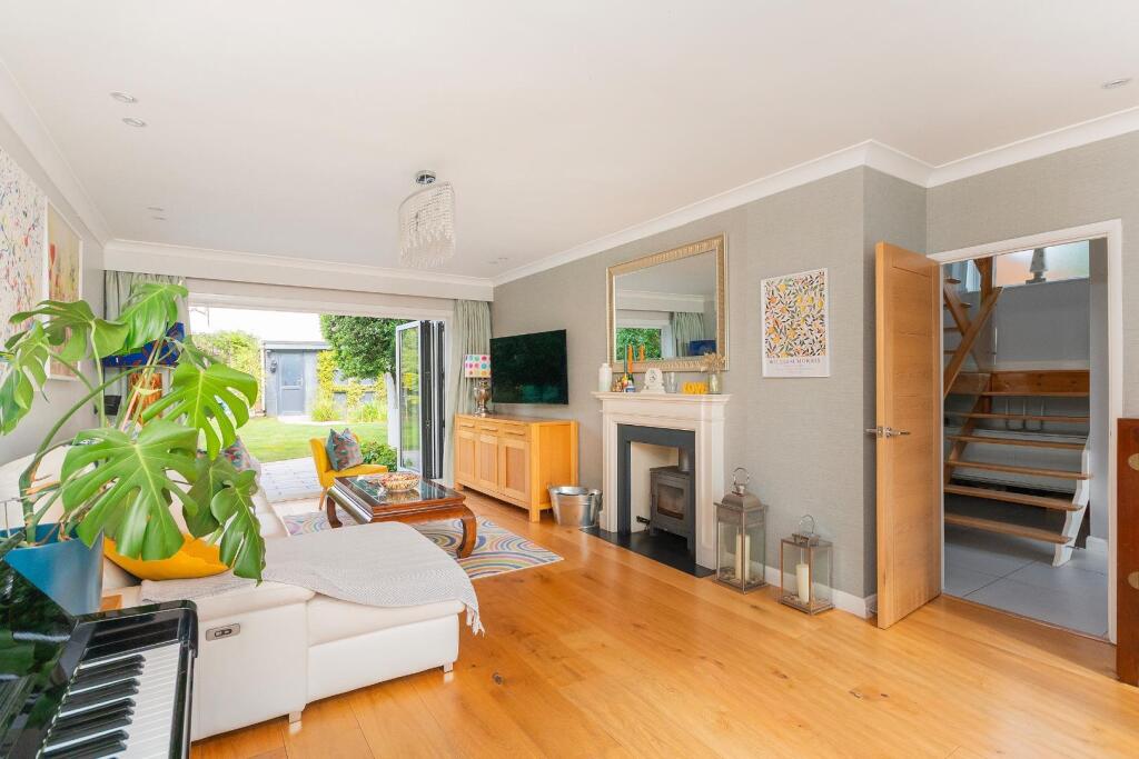 1D0LEIG - Living Room B.jpg