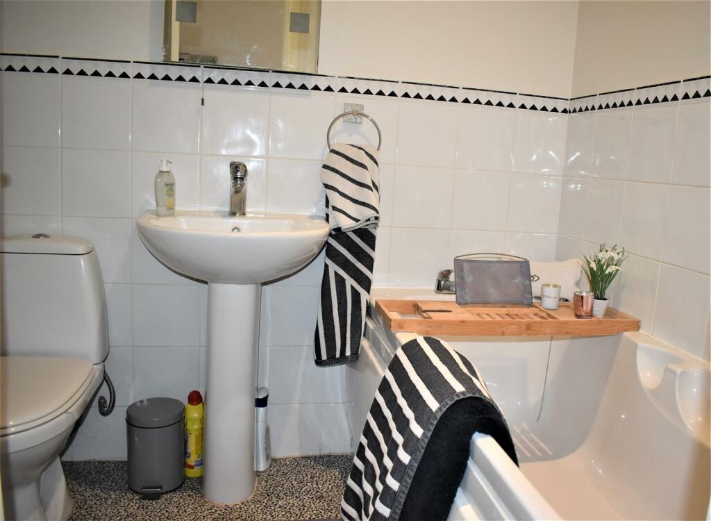 bathroom .jpg