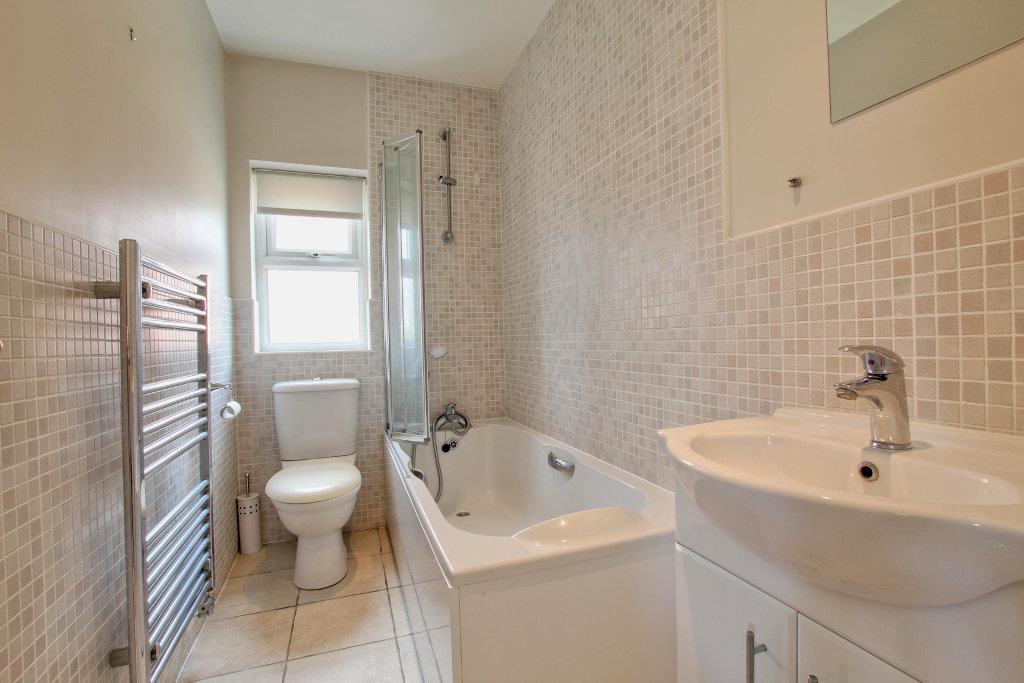 FAMILY BATHROOM/W.C.