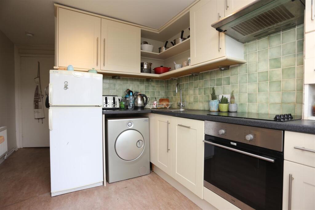 1, 52 Buckingham Road Kitchen (3).JPG