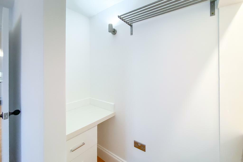 Walk in Wardrobe - pic 2