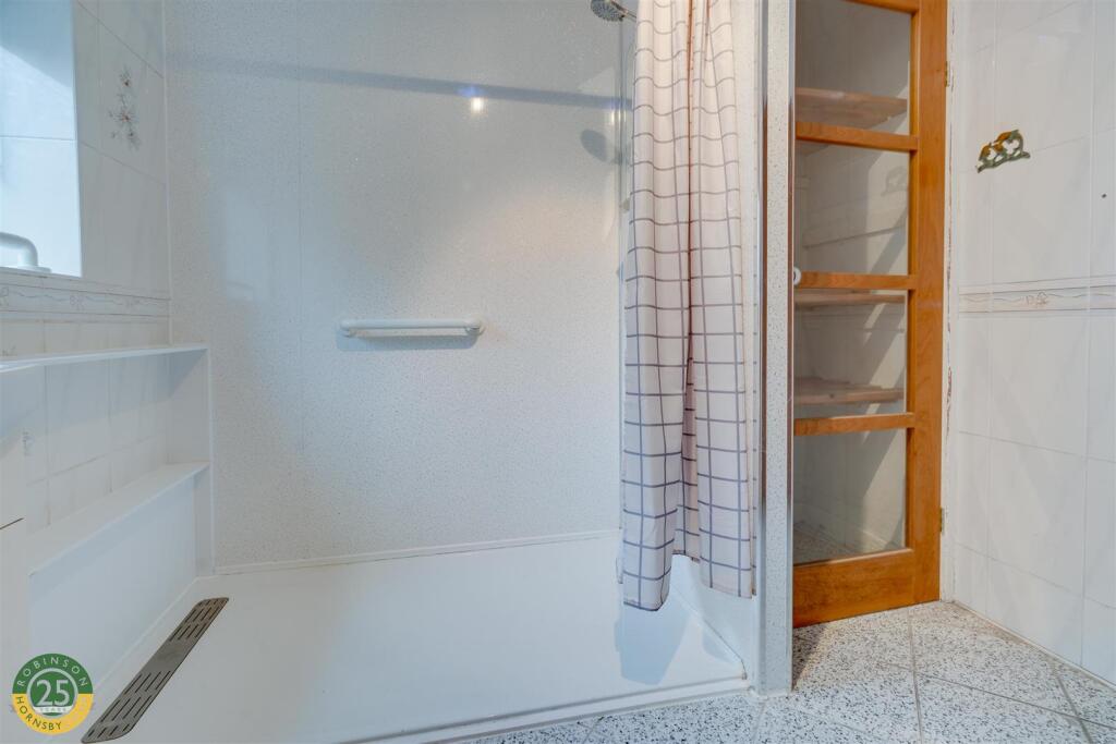 Bathroom 1-2.jpg