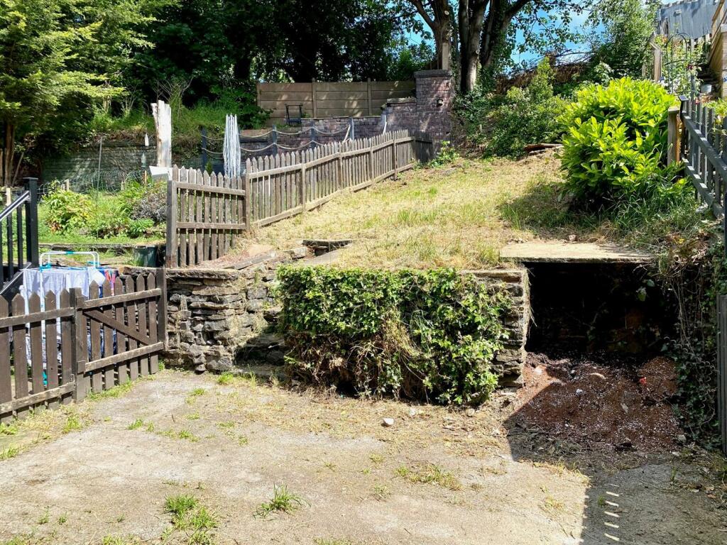 huddersfield road 290 rear garden empty.jpg