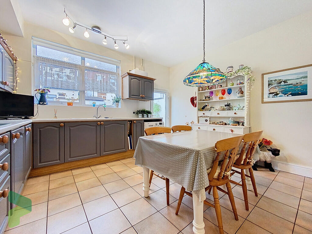 Fitted Dining Kit...