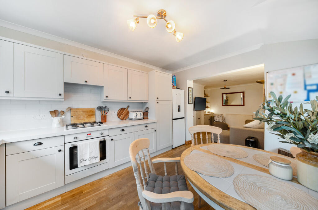 1374779-9-693c115...